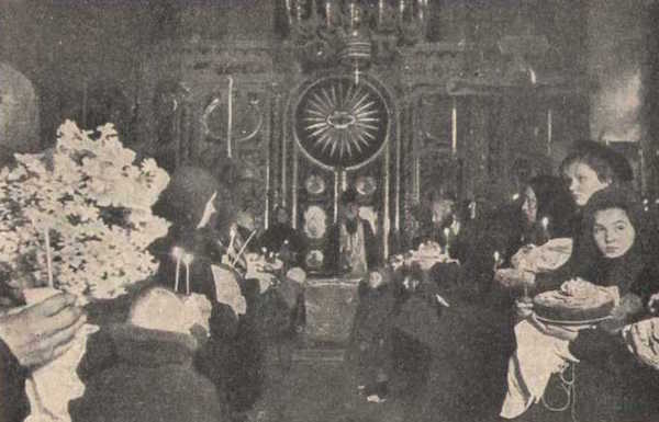 Освящение куличей в кафедральном Богоявленском соборе г. Москвы в 1942 году