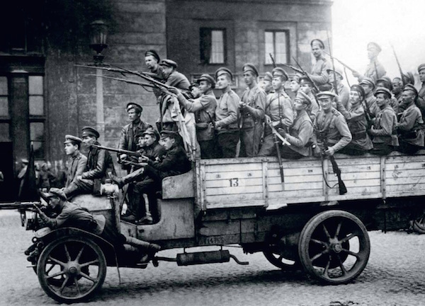 Солдаты Самокатного полка, прибывшие с фронта для подавления мятежа. 1917 г.