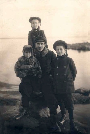 К. И. Чуковский в Куоккале со своими детьми. 1910 г.