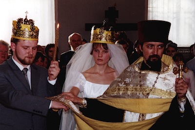 Таинство венчания проводит протоиерей Максим Козлов